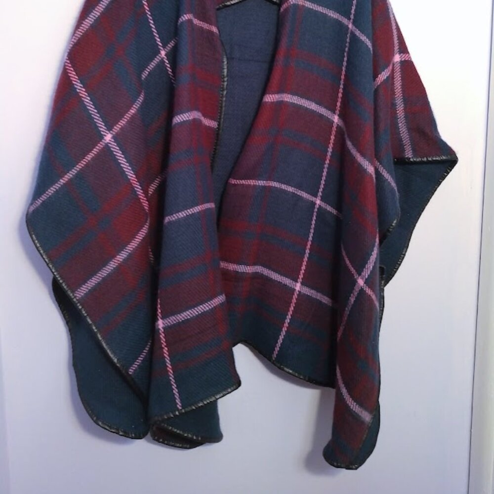 Women's Open Front Shawl Cape Ruana Wrap Navy Red Plaid Fleece OS Cabincore - Picture 3 of 11
